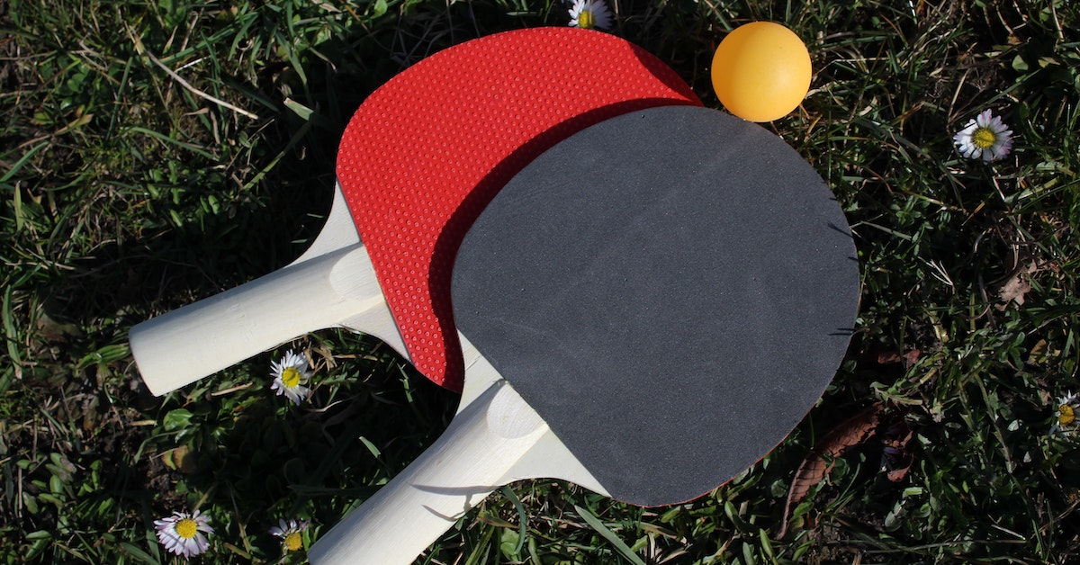 Capire a cosa serve realmente il lato nero della racchetta da ping pong